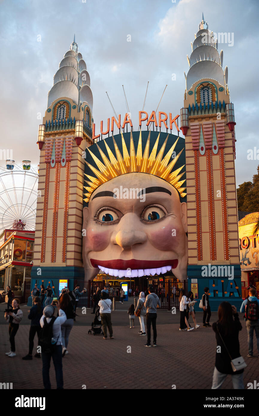 22.09.2019, Sydney, Nuovo Galles del Sud, Australia - cancello di ingresso al Luna Park luna park in Milsons Point raffigurante una grimace. Foto Stock