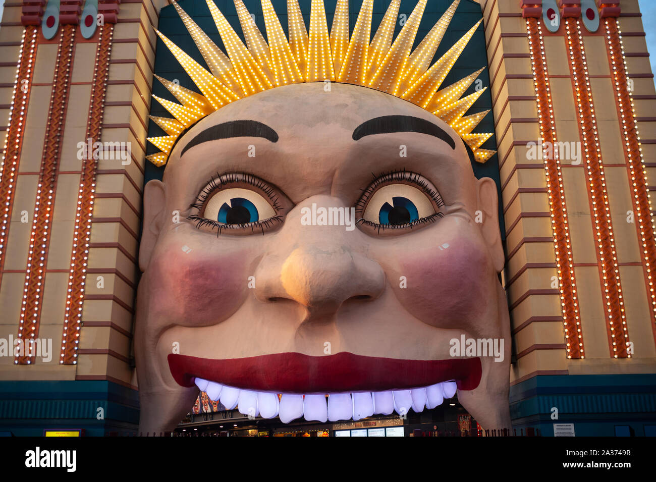 22.09.2019, Sydney, Nuovo Galles del Sud, Australia - cancello di ingresso al Luna Park luna park in Milsons Point raffigurante una grimace. Foto Stock