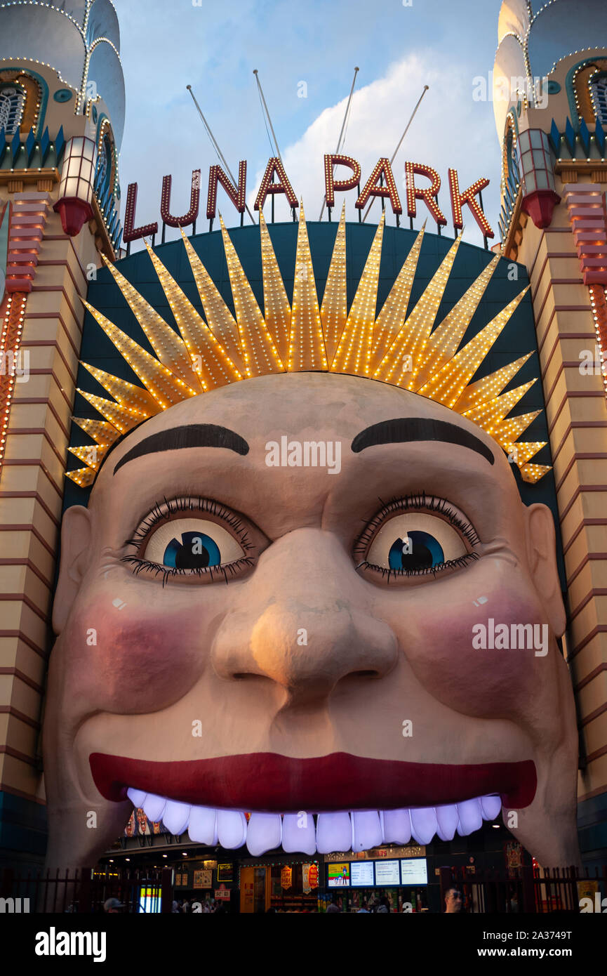 22.09.2019, Sydney, Nuovo Galles del Sud, Australia - cancello di ingresso al Luna Park luna park in Milsons Point raffigurante una grimace. Foto Stock