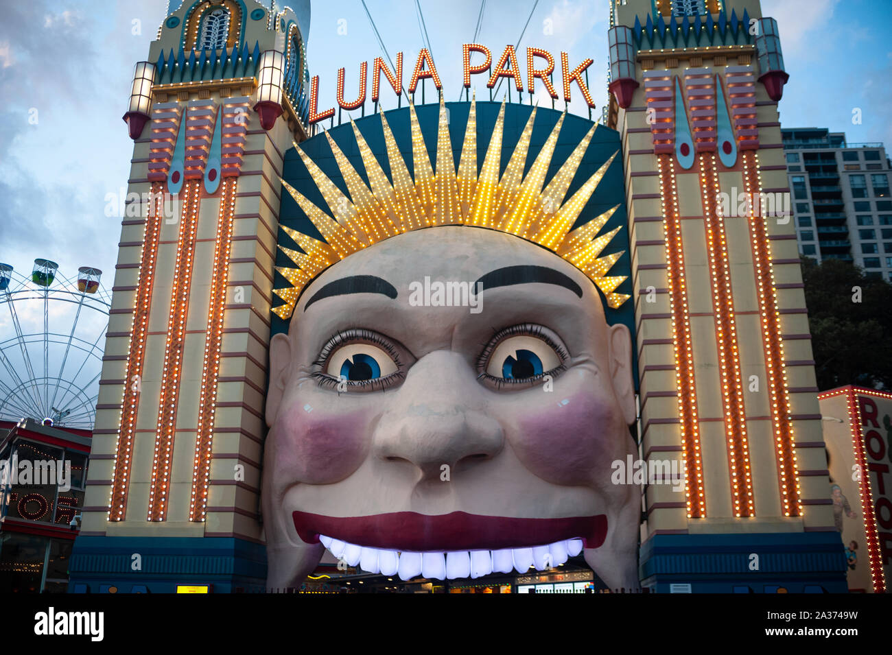 22.09.2019, Sydney, Nuovo Galles del Sud, Australia - cancello di ingresso al Luna Park luna park in Milsons Point raffigurante una grimace. Foto Stock