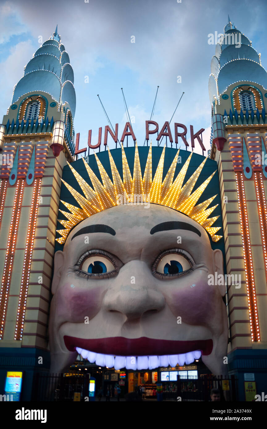 22.09.2019, Sydney, Nuovo Galles del Sud, Australia - cancello di ingresso al Luna Park luna park in Milsons Point raffigurante una grimace. Foto Stock