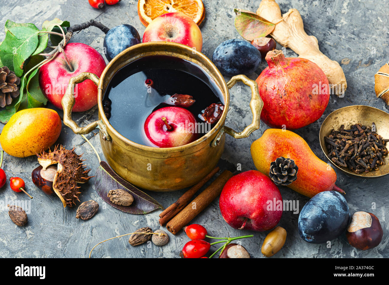 Vin brulé in un elegante recipiente.autunno caldo bevanda alcolica Foto Stock