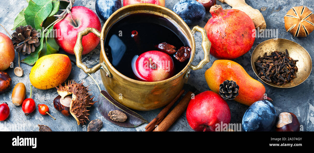 Vin brulé in un elegante recipiente.vin brulé con frutti di autunno Foto Stock