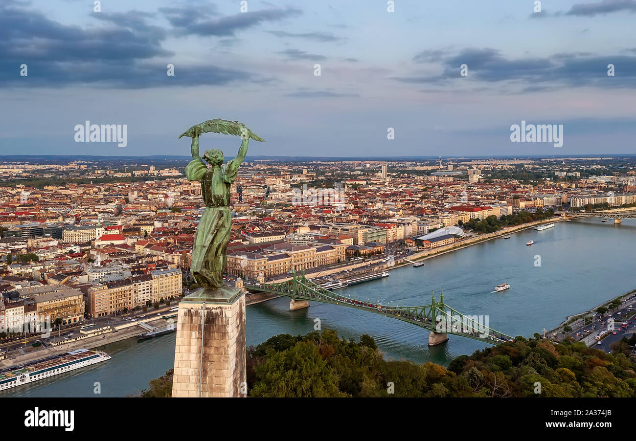Budapest cityscapes forma Gellert Hill. Un tramonto meraviglioso in background. Incluso il fiume Danubio, storici ponti, Budapest, dwontown Gellrt squa Foto Stock