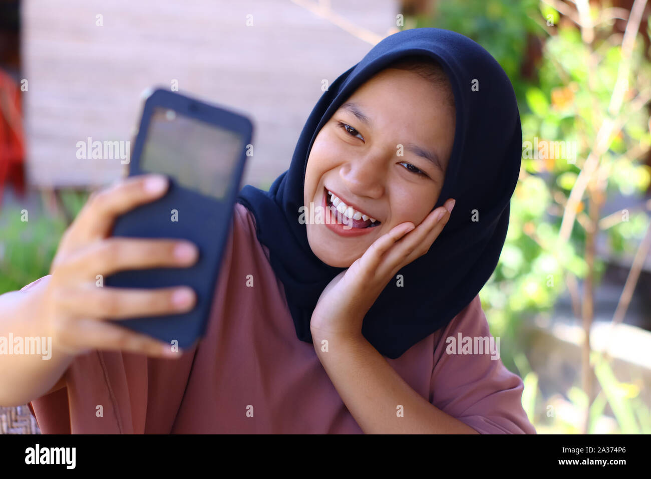 Donna con lo smartphone, sentire felice, tecnologia più facile, la comunicazione con gli altri,istruzione, Foto Stock