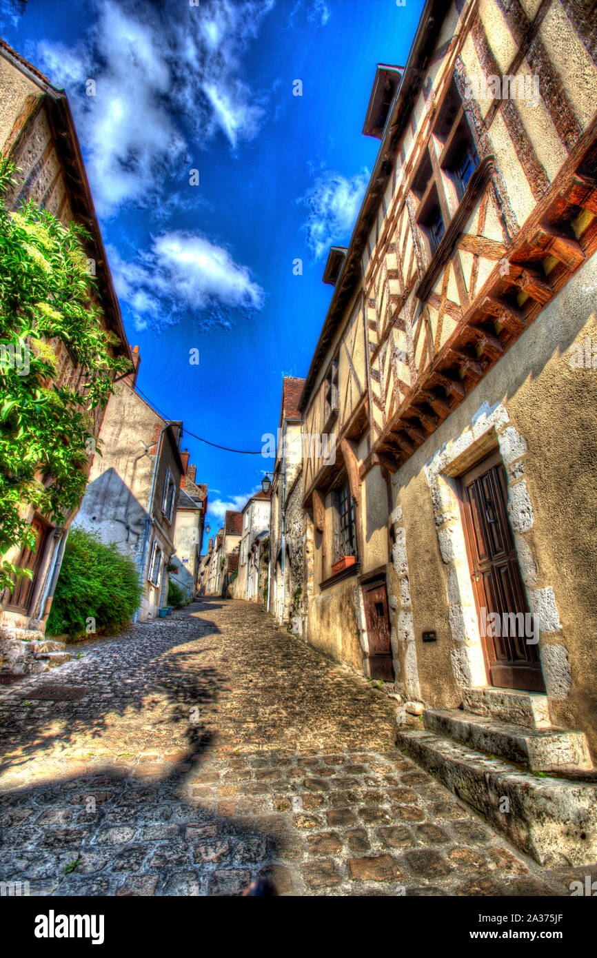Chateaudun, Francia. Vista artistico medievale della città alta di Chateaudun, visto dall'estremità inferiore della Rue Saint Luben. Foto Stock