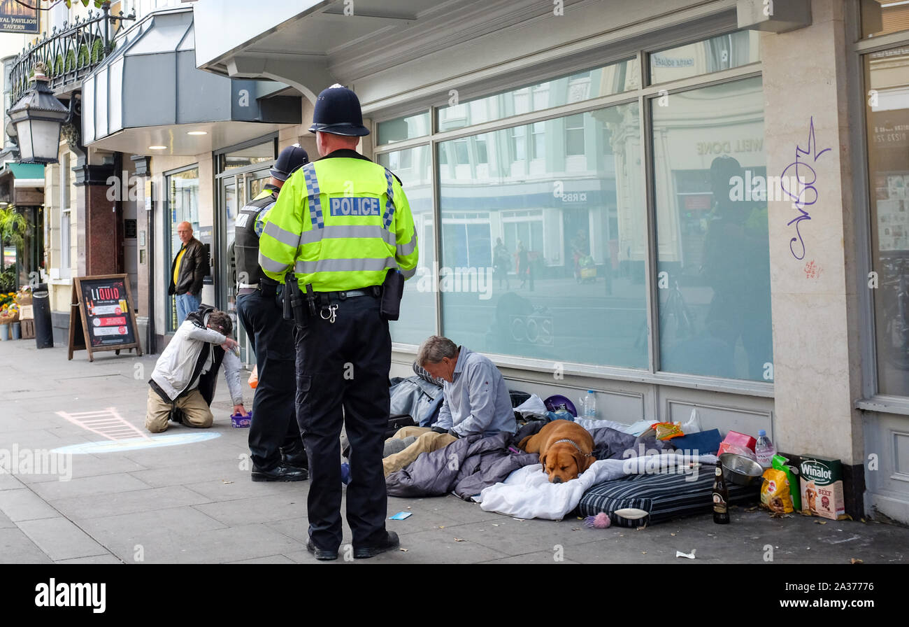 Brighton East Sussex Regno Unito - i funzionari di polizia parla di senzatetto che vivono su strade Foto Stock