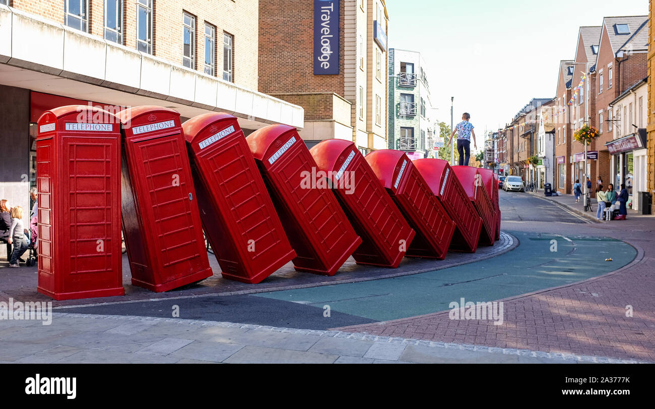 Kingston Upon Thames South West London REGNO UNITO - fuori ordine da David Mach telefono rosso box scultura fotografia scattata da Simon Dack Foto Stock