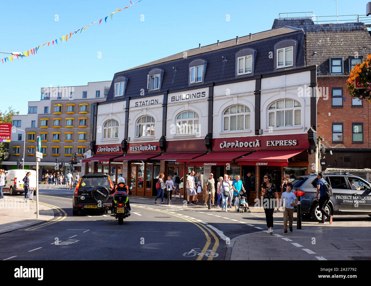 Kingston Upon Thames South West London REGNO UNITO - Stazione edifici con la Cappadocia express cafe Foto Stock