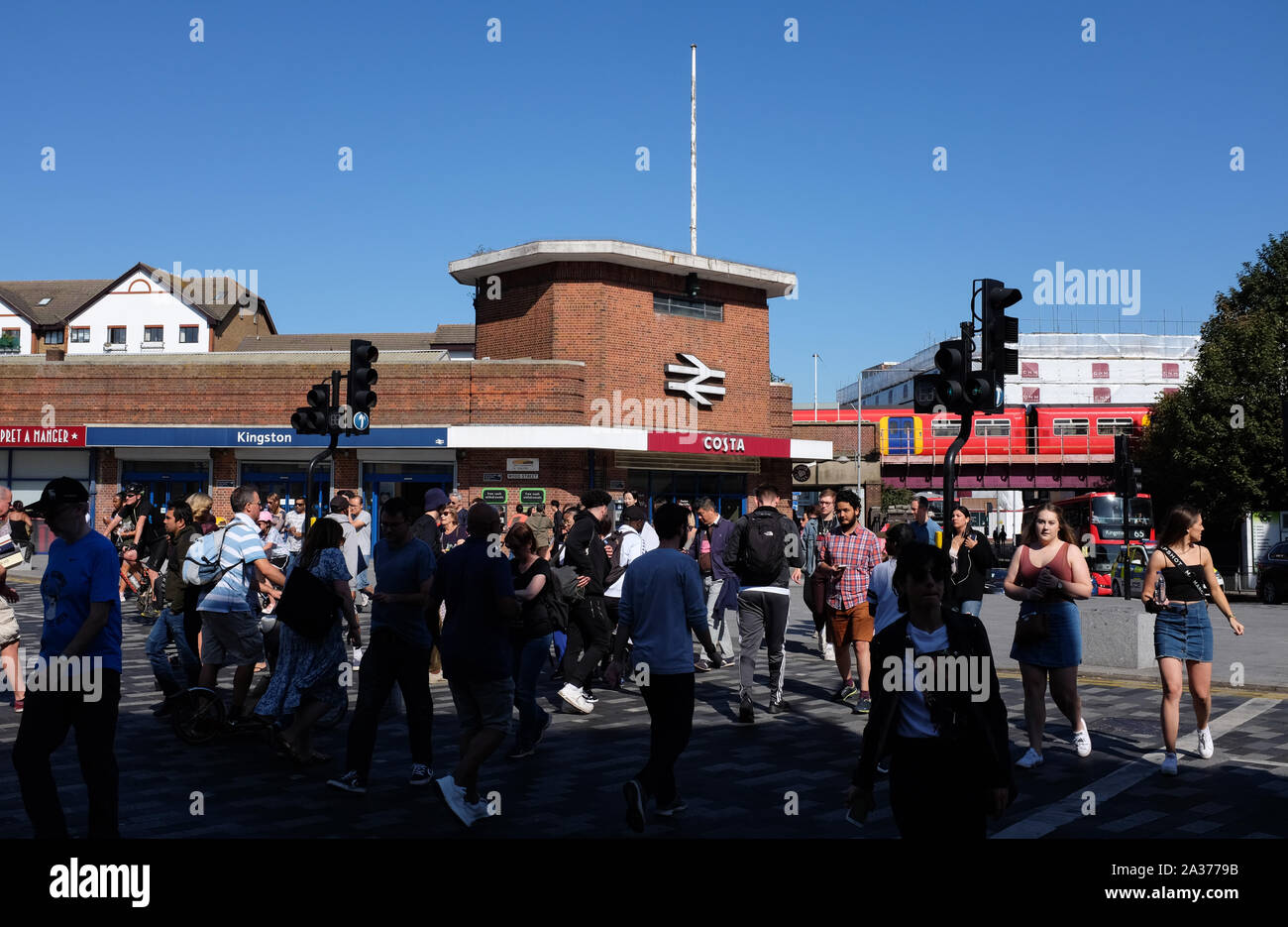 Kingston Upon Thames South West London REGNO UNITO - Una folla di strada di attraversamento al di fuori di Kingston stazione ferroviaria Foto Stock