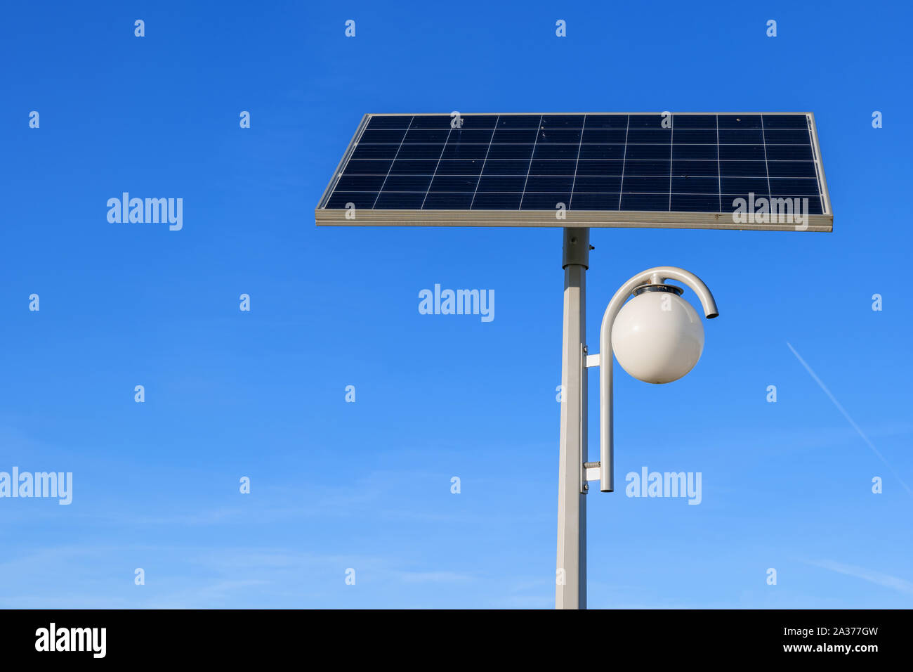 Lampada alimentata da pannello solare contro il cielo blu, innovative lanterna con fonti di energia verde sorgente dal modulo fotovoltaico. Foto Stock