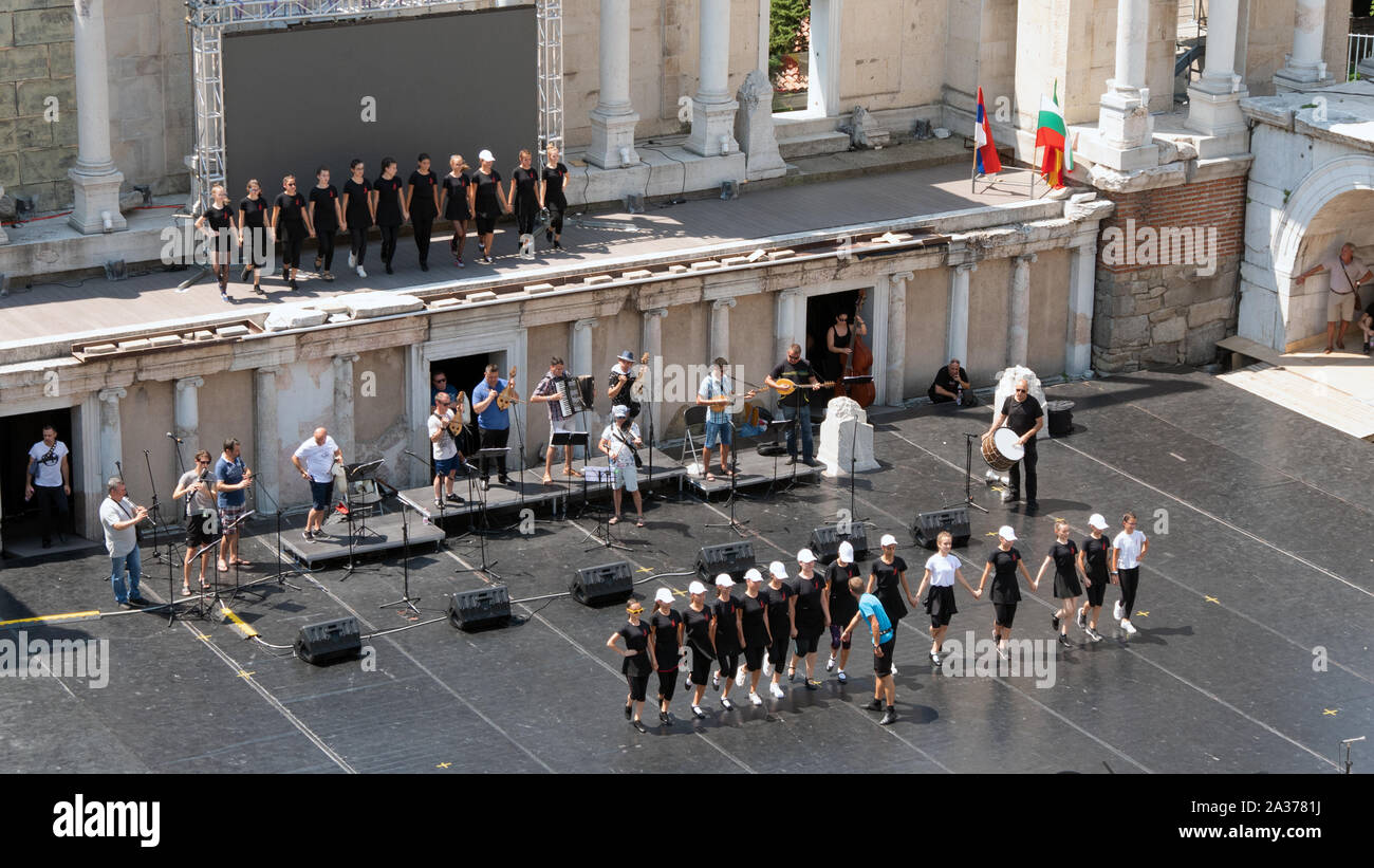 La preparazione finale del noto gruppo ballo popolare 'Trakia' sulla scena dell'antico anfiteatro romano Foto Stock