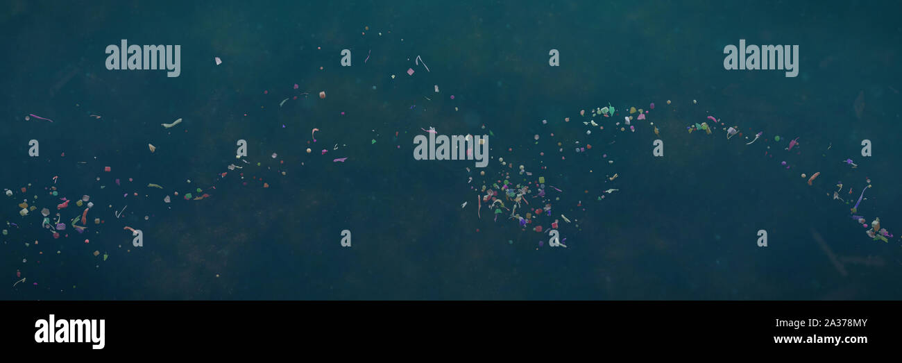Microplastics galleggianti in acque oceaniche, micro inquinamento in plastica Foto Stock