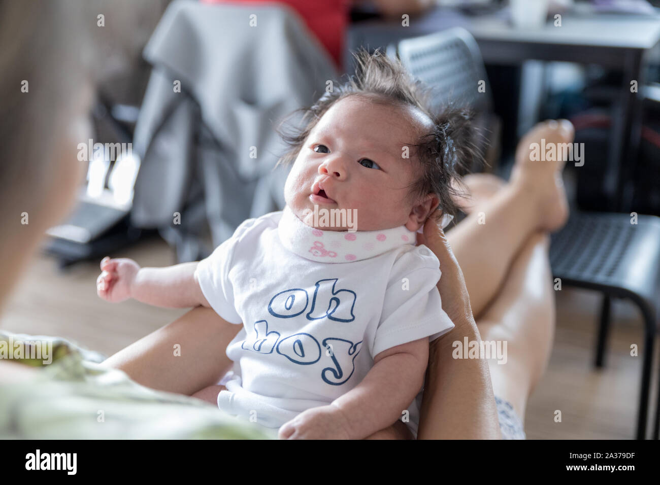 Nonna Holding Baby nipote a casa Foto Stock