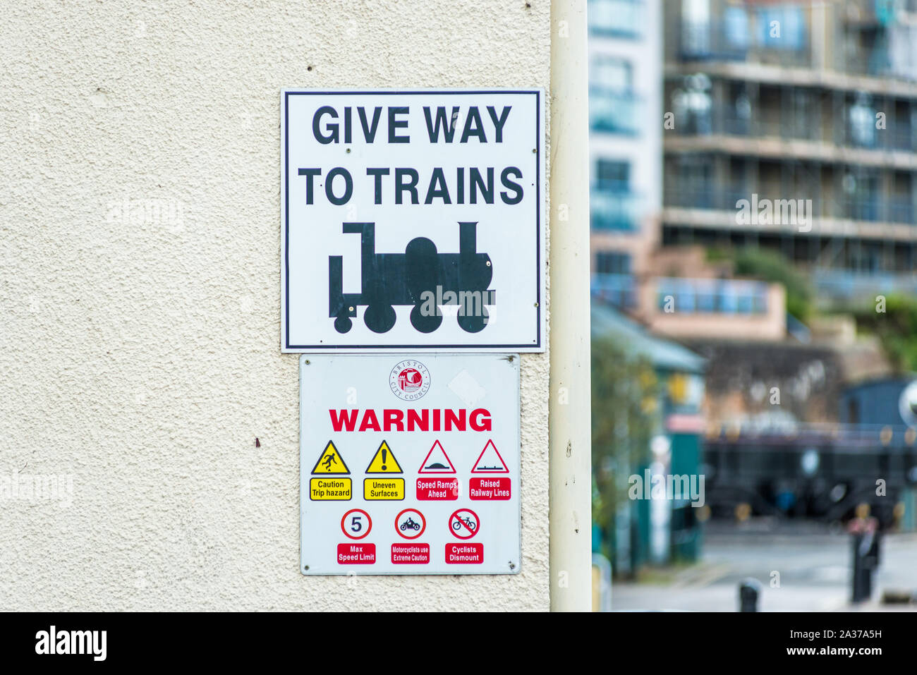 Dare modo ai treni segno sulla ferrovia Wapping Wharf sul Floating Harbour a Bristol, Inghilterra, Regno Unito. Foto Stock