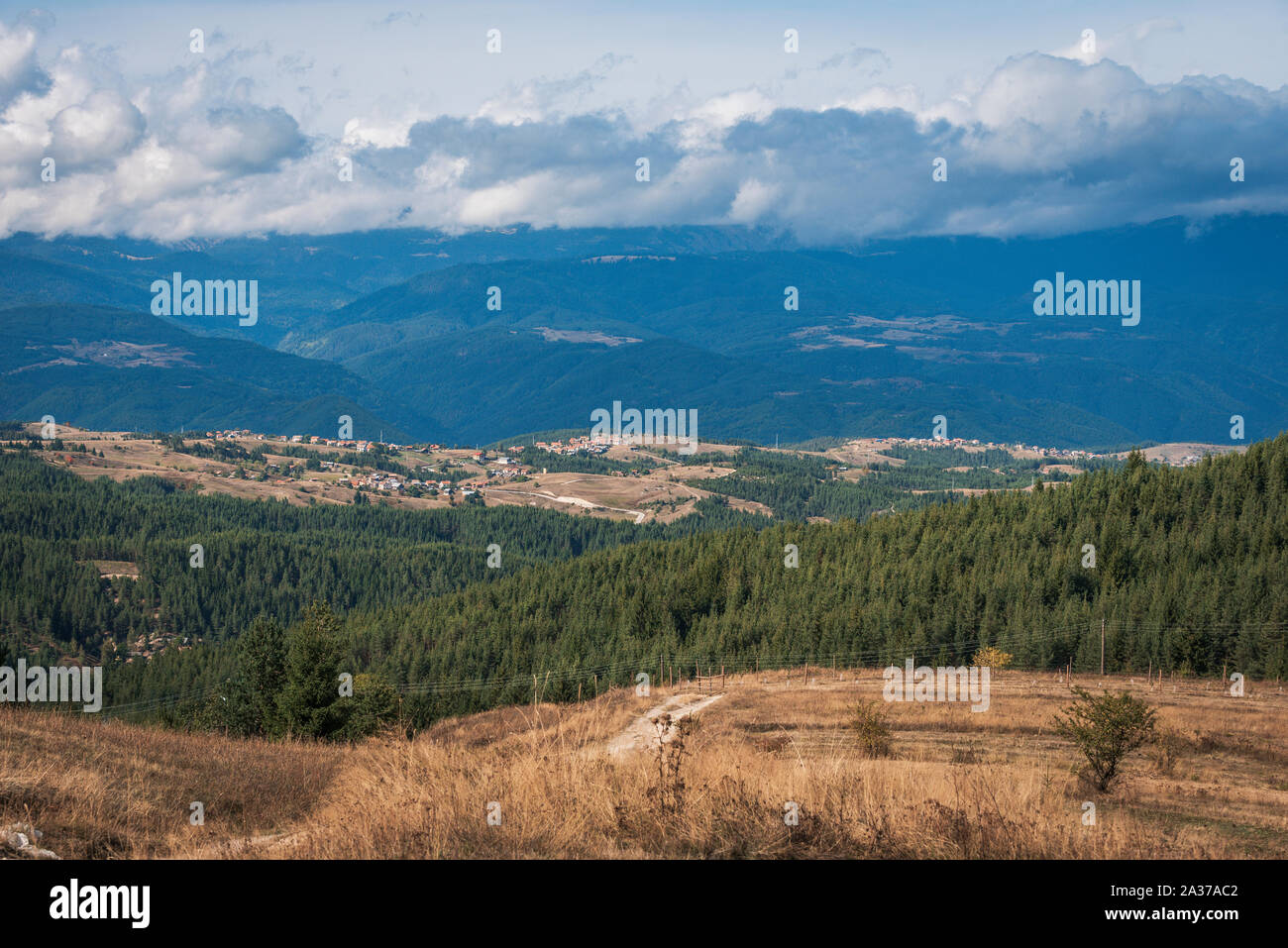 Villaggio bulgaro Konarsko in montagna Rhodope nella parte anteriore della montagna Rila durante nuvoloso giorno di autunno Foto Stock