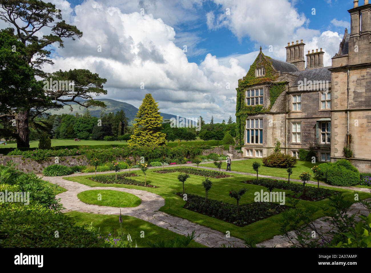 Killarney. L'Irlanda. 15.06.16. Muckross House - situato sulla penisola di Muckross tra Muckross Lake e Lough Leane, due dei laghi di Killarney, 6km Foto Stock