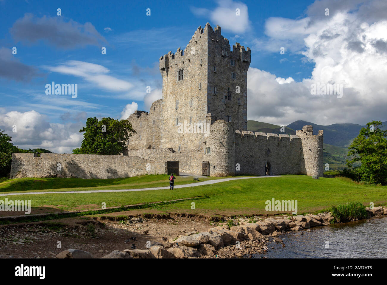 Killarney. L'Irlanda. 15.06.16. Castello di Ross è una quattrocentesca torre casa e tenere sul bordo del Lough Leane, nel Parco Nazionale di Killarney, nella contea di Kerry Foto Stock