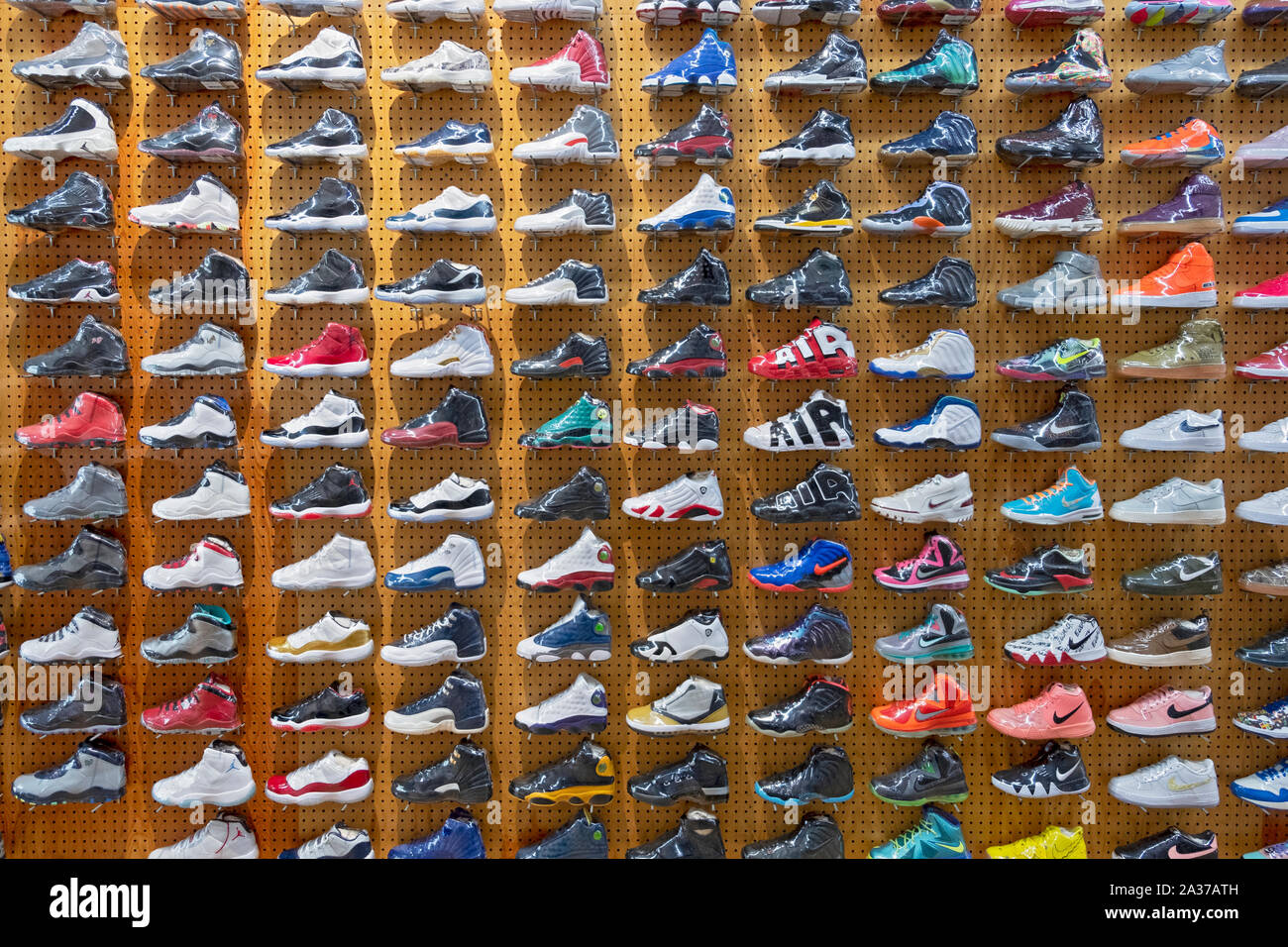 Visualizzazione di raro e costoso scarpe da ginnastica visualizzati al Club di Volo a Broadway nel Greenwich Village di New York City. Foto Stock