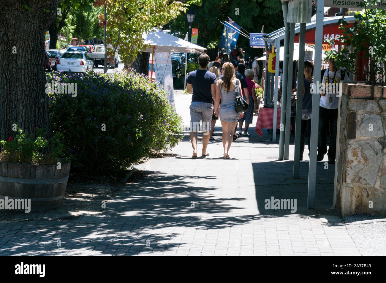 I visitatori si trovano nella principale via dello shopping nell'antica città dei pionieri tedeschi di Hahndorf, nelle colline di Adelaide, azienda vinicola, a circa 25 km dalla città di Adelaid Foto Stock