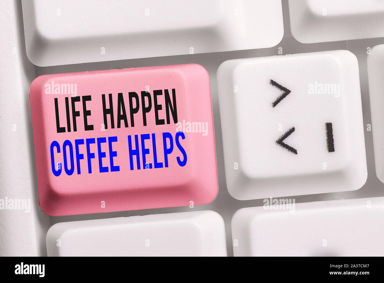 La scrittura della nota mostra la vita accadere il Caffè Aiuta a. Il concetto di Business per avere una bevanda calda quando avendo problemi problemi tastiera con nota di carta sul bianco b Foto Stock