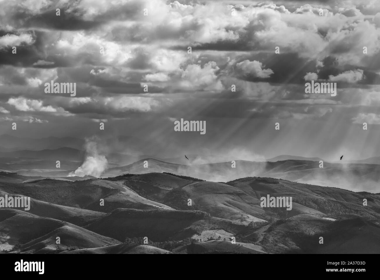 La Luce divina brilla oltre i vasti campi di montagna della sfolgorante Ibitipoca parco statale, Minas Gerais, Brasile Foto Stock
