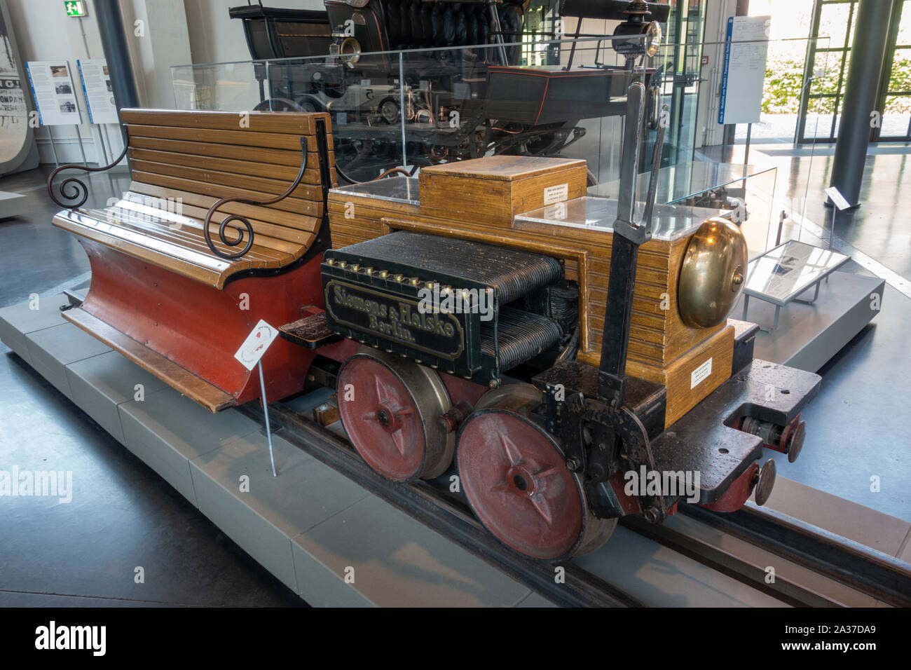 La prima locomotiva elettrica,(1879), da parte di Siemens & Halske Nel Deutsches Museum Verkehrszentrum, (Tedesco Museo dei Trasporti), Monaco di Baviera, Germania. Foto Stock