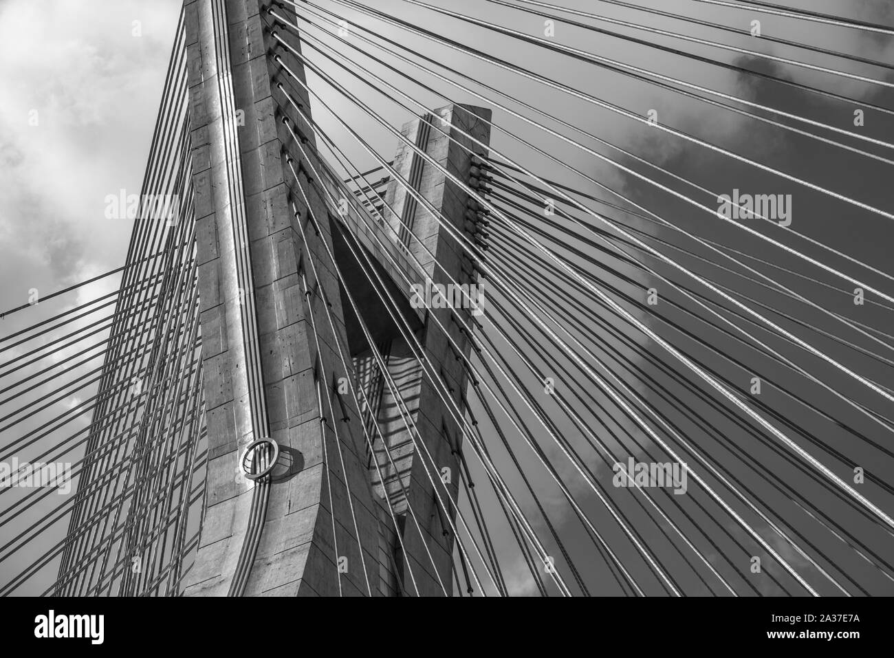 Sao Paulo, Brasile - 14 dicembre 2015: cavo-alloggiato ponte in Sao Paulo, la più grande metropoli del Sud America Foto Stock