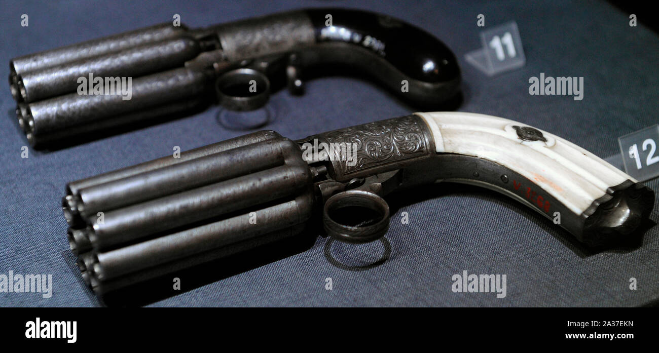 Pistole. 11. La percussione pepperbox. Belgio, firmato "ariette', 1837-1850. Imitazione di damasco di acciaio inciso, ebano. Rigato, calibro: 8mm. 12. La percussione pepperbox. Belgio, Liege, firmato "ELG', circa 1850. Imitazione di Damasco, inseguiti acciaio, avorio. Rigato, calibro: 8 mm. Museo Nazionale di Cracovia. La Polonia. Foto Stock