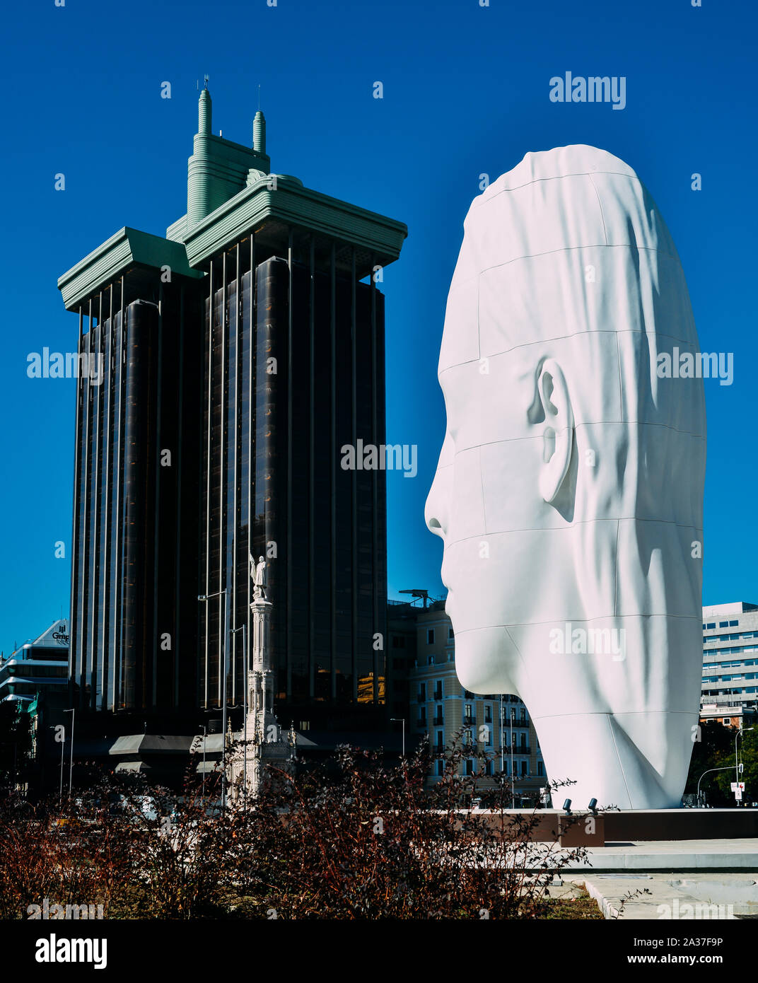 Madrid, Spagna - 5 OTT 2019: Julia, marmo bianco scultura di Jaume da Plensa a in Plaza Colon, Madrid, Spagna Foto Stock
