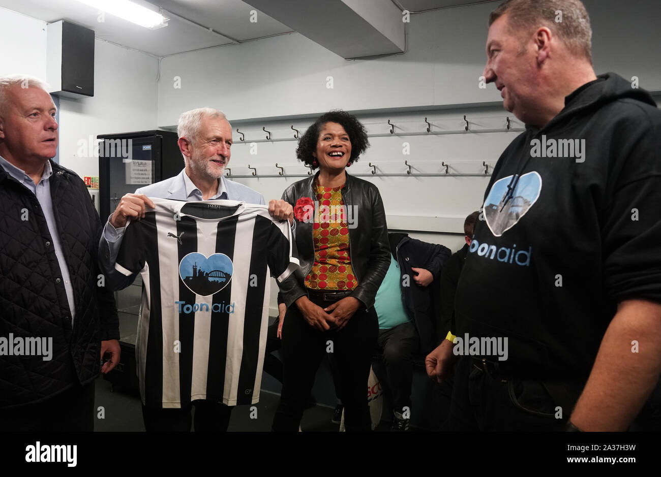 Il leader del lavoro Jeremy Corbyn e il MP di Newcastle Chi Onwurah incontrano i sostenitori di NUFC Ashley fuori dopo il suo discorso al Municipio di Newcastle. Corbyn si è impegnata a scuotere il modo in cui viene eseguito il calcio, dicendo che le squadre sono troppo importanti per essere lasciate nelle mani dei cattivi proprietari. Foto Stock