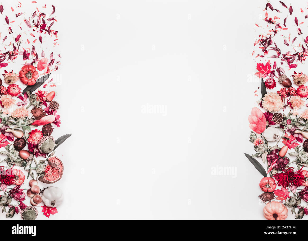Autunno creativo composizione del telaio con l'autunno di disposizione delle foglie, fiori, poco zucche, dadi e decorazione bianco su sfondo scrivania. Vista dall'alto. F Foto Stock