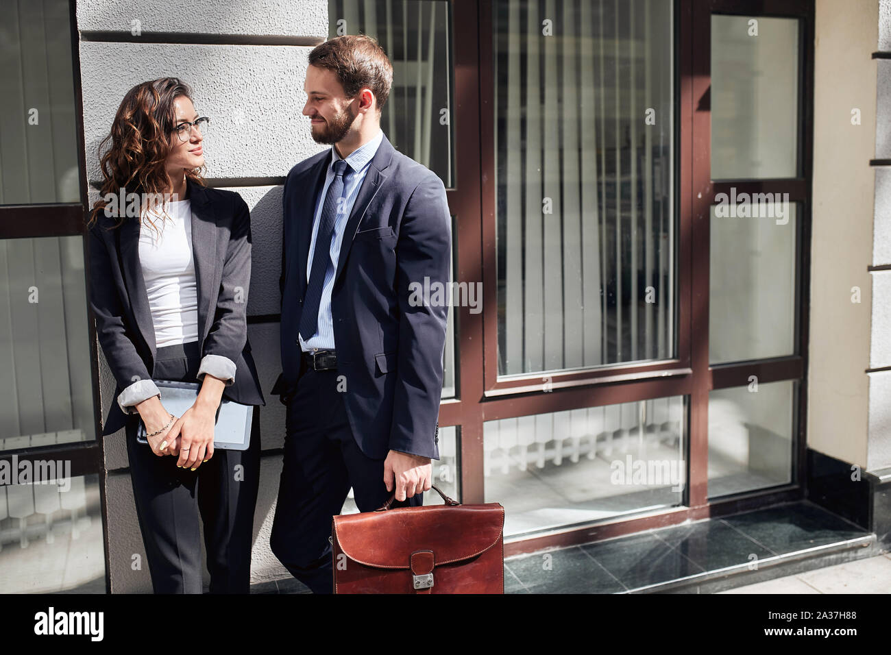 Giovani ambiziosi persone attive in moda abiti avendo divertimento all'aperto, vicino fino foto. spazio copia Foto Stock
