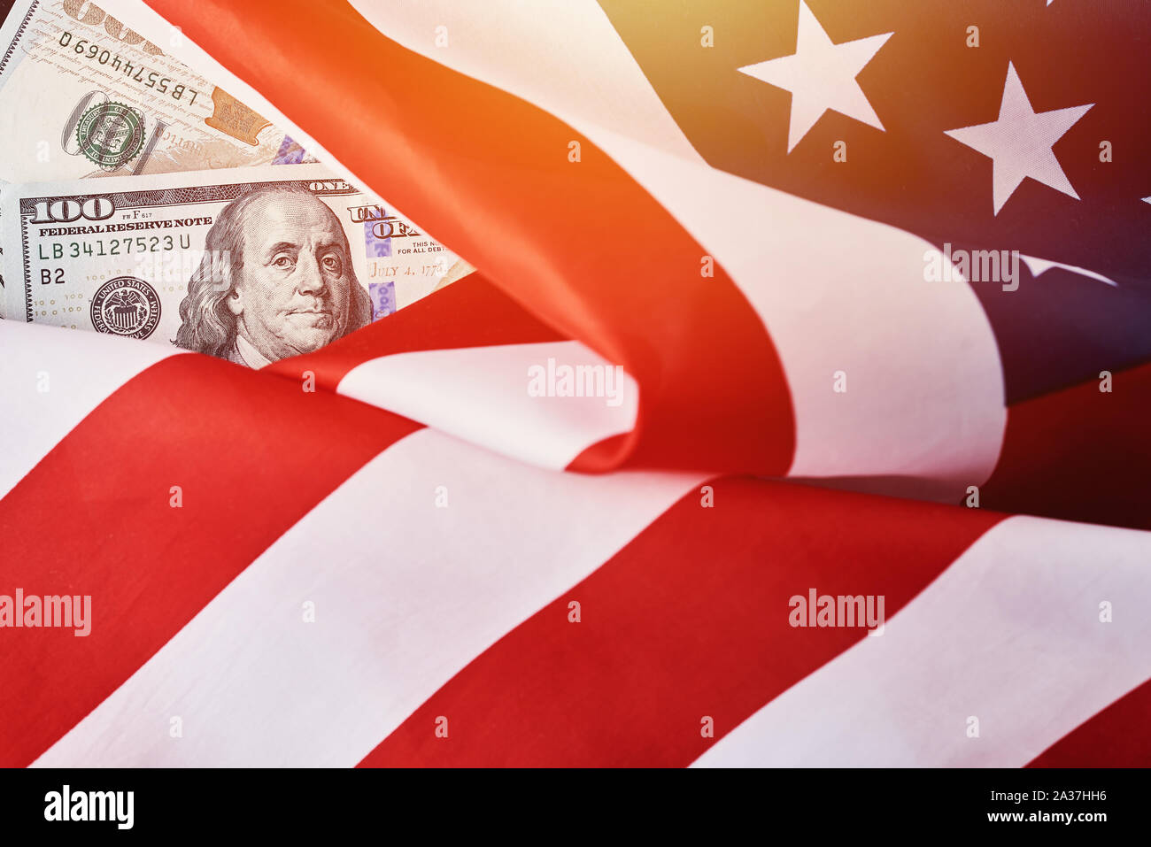 Stati Uniti d'America bandiera nazionale e le fatture del dollaro. Affari e finanza concept Foto Stock