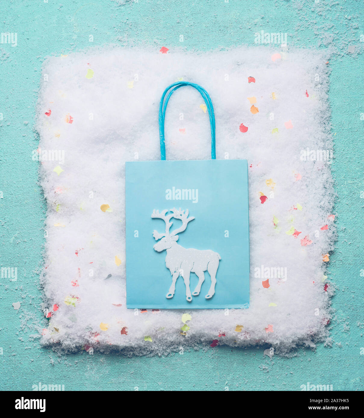 Blue Christmas shopping bag con bianco natale renne sulla neve. Vista dall'alto. La minima nozione di vacanza Foto Stock