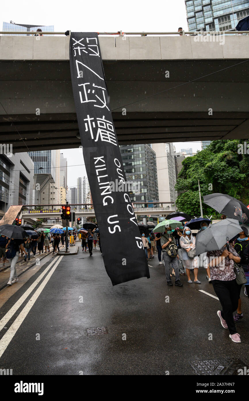 Admiralty Hong Kong 6 ottobre 2019 migliaia di persone, la maggior parte di essi indossano maschere come un gesto di protesta, marciò sotto la pioggia battente che condanna antimascheramento legge che vieta ai cittadini provenienti da indossare maschere nel corso legale e illegale di assembly. Foto Stock