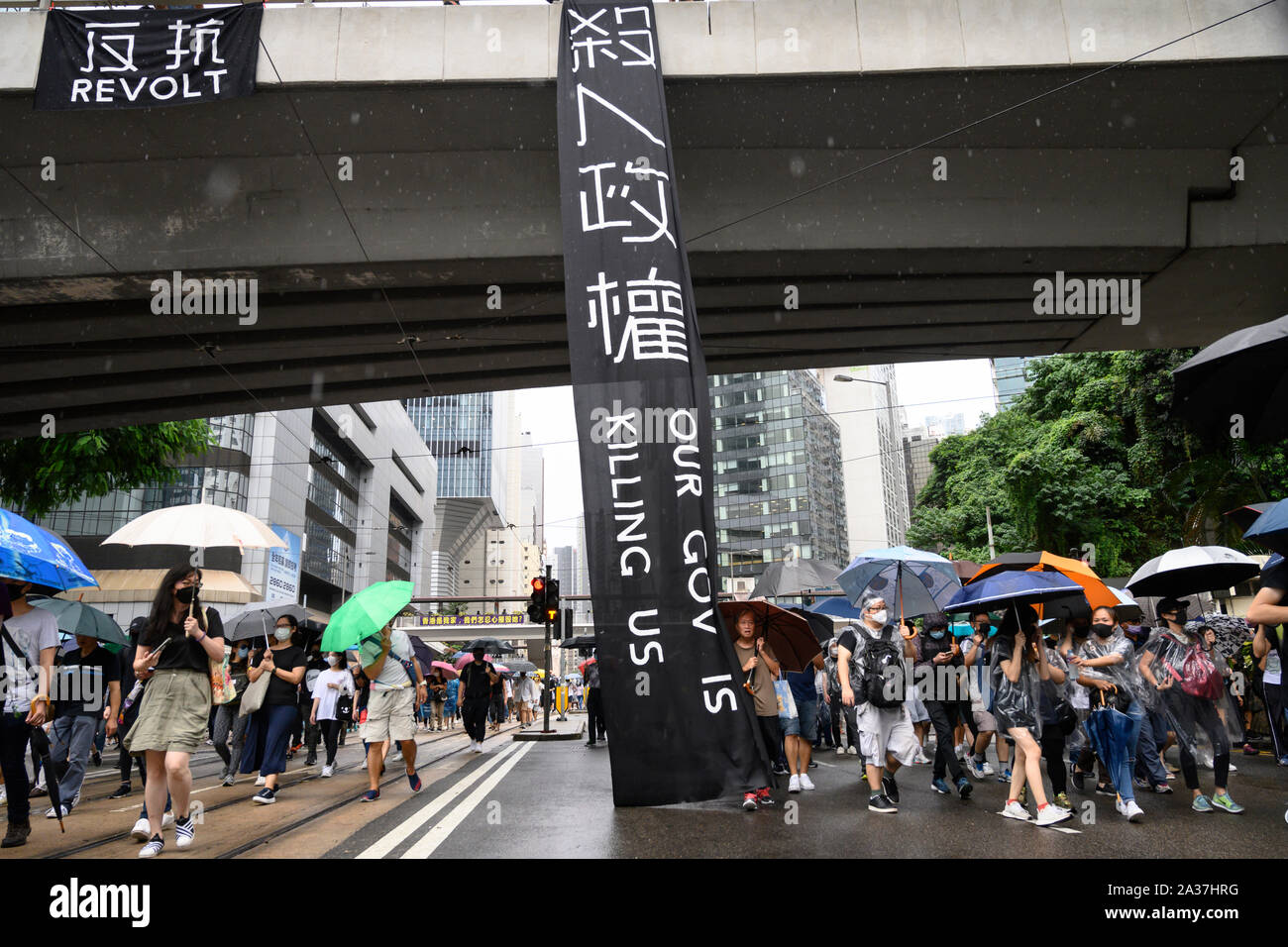 Admiralty Hong Kong 6 ottobre 2019 migliaia di persone, la maggior parte di essi indossano maschere come un gesto di protesta, marciò sotto la pioggia battente che condanna antimascheramento legge che vieta ai cittadini provenienti da indossare maschere nel corso legale e illegale di assembly. Foto Stock