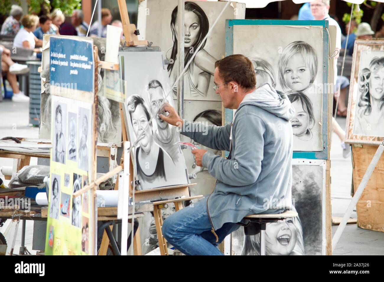 Un artista abbozzare un ritratto a Cap d'Agde, Francia Foto Stock