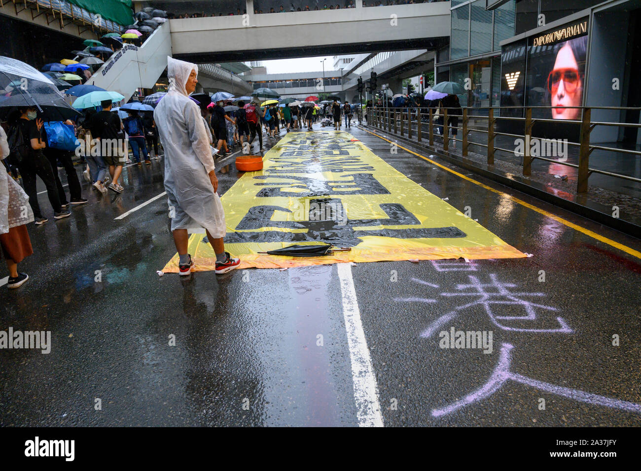 Central Hong Kong 6 ottobre 2019 migliaia di persone, la maggior parte di essi indossano maschere come un gesto di protesta, marciò sotto la pioggia battente che condanna antimascheramento legge che vieta ai cittadini provenienti da indossare maschere nel corso legale e illegale di assembly. Foto Stock