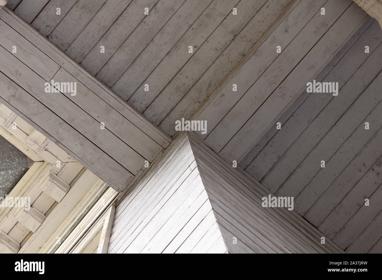 Elemento di un antico soffitto in legno. Elemento Vintage dell'edificio. L'elemento di soffitto in legno. Foto Stock
