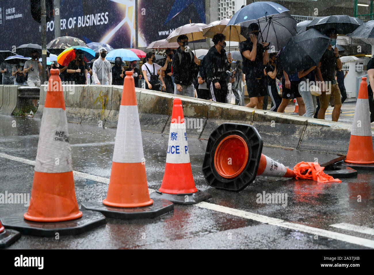 Central Hong Kong 6 ottobre 2019 migliaia di persone, la maggior parte di essi indossano maschere come un gesto di protesta, marciò sotto la pioggia battente che condanna antimascheramento legge che vieta ai cittadini provenienti da indossare maschere nel corso legale e illegale di assembly. Foto Stock