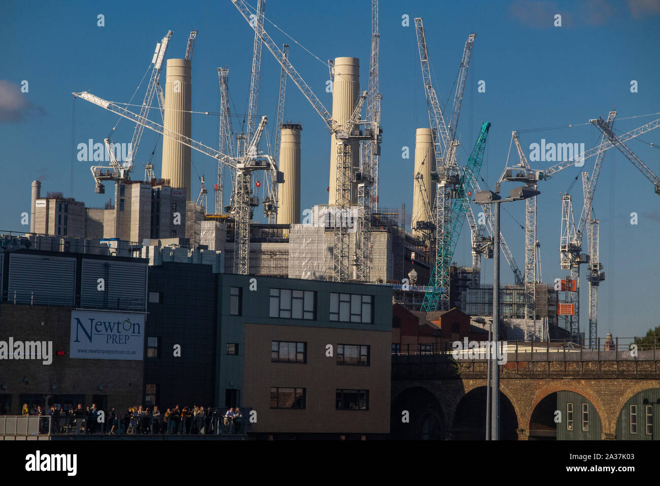 Battersea Power Station sotto di risanamento con Newton Prep School in primo piano Foto Stock