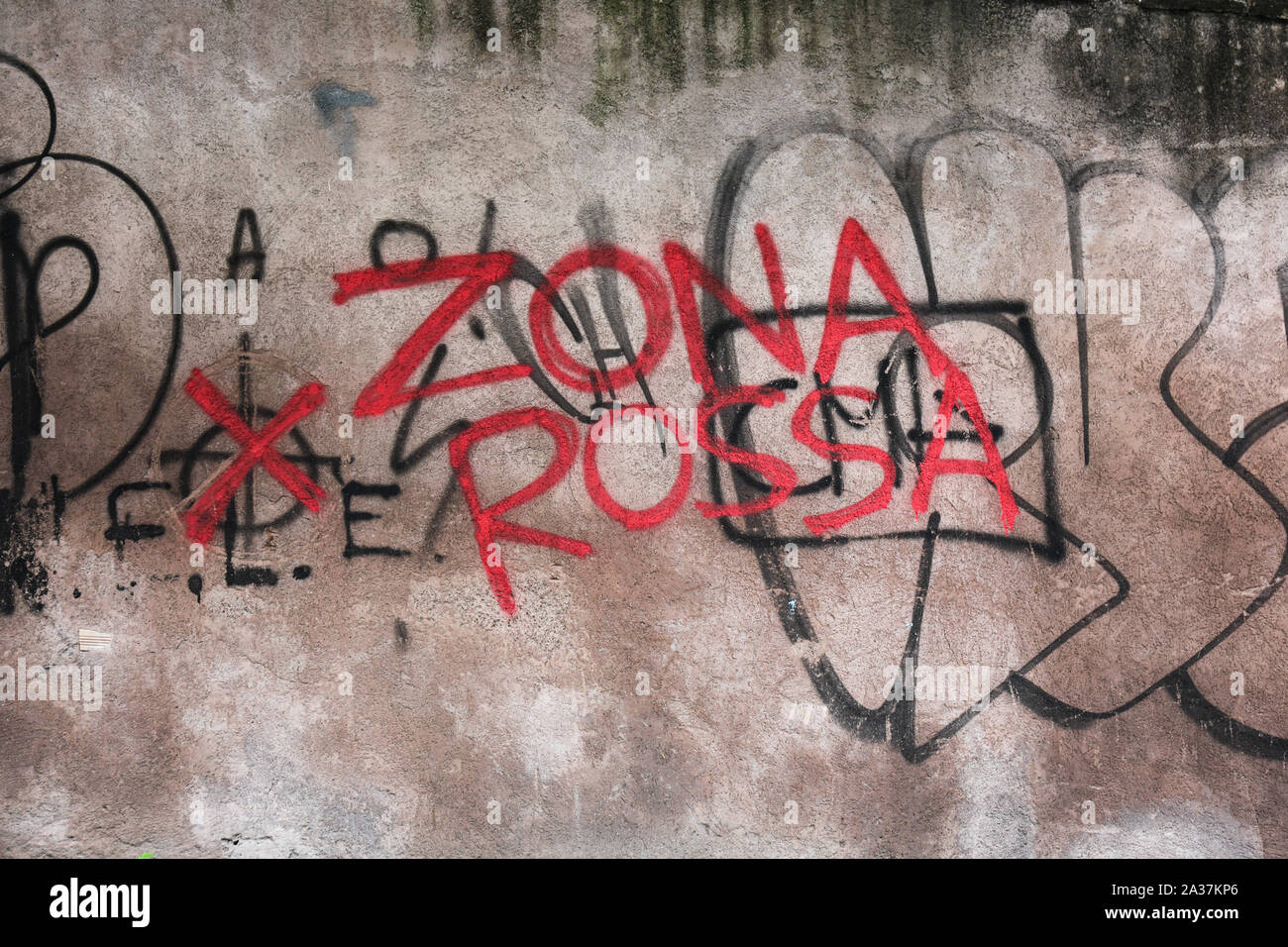 Zona Rossa - scritta sul muro di Via di Porta San Pancrazio, nel quartiere di Trastevere a Roma, Italia Foto Stock