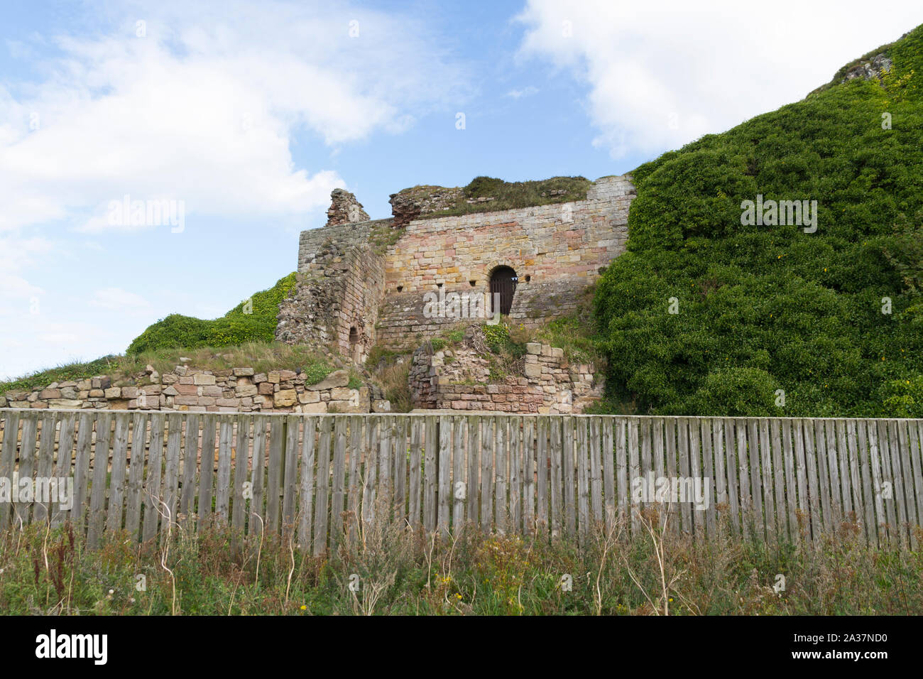 Saint Oswalds gate nel castello di Bamburgh Northumberland REGNO UNITO Foto Stock