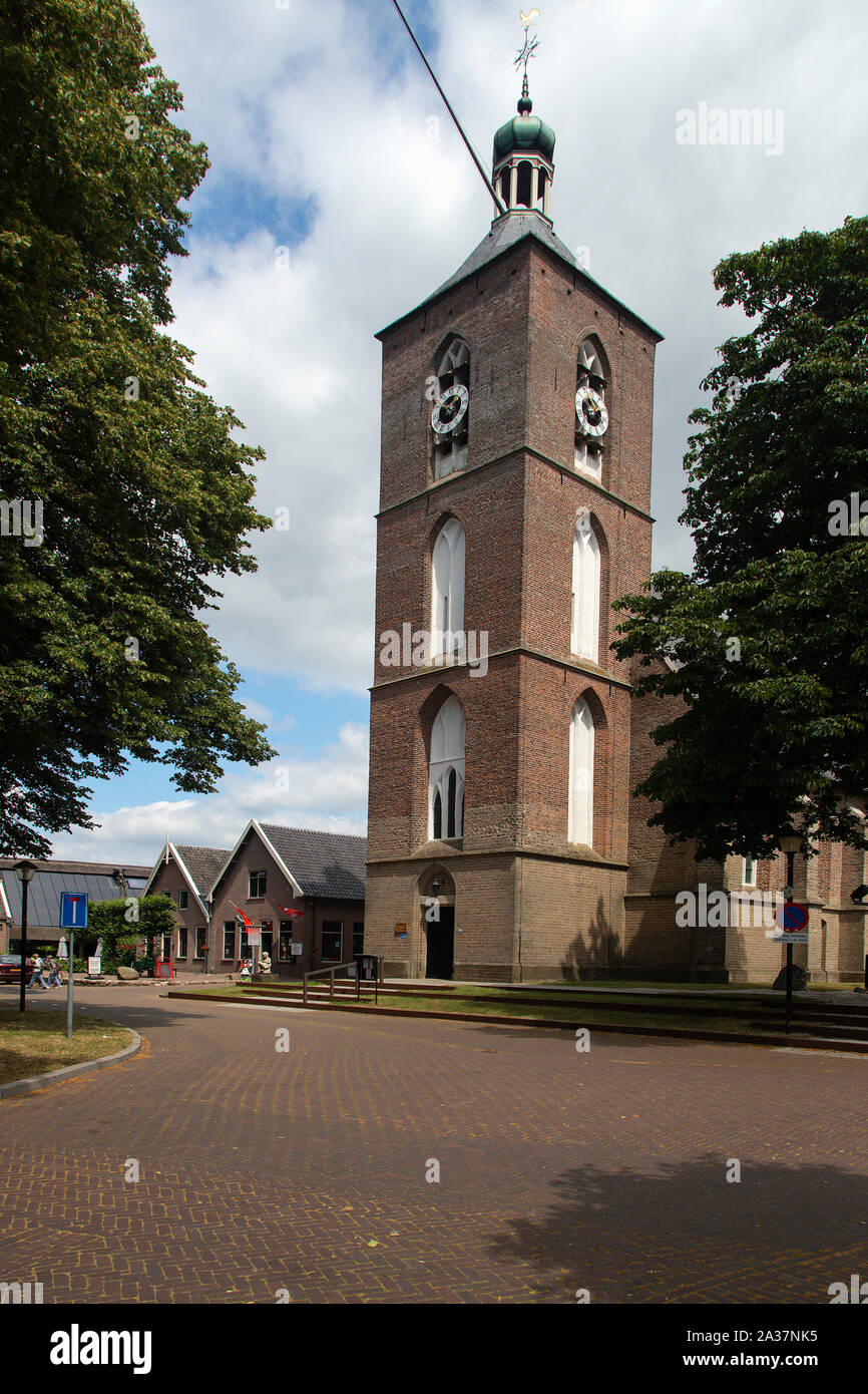Torre del xv secolo di chiesa del villaggio olandese di Ruinen, Paesi Bassi Drenthe Foto Stock
