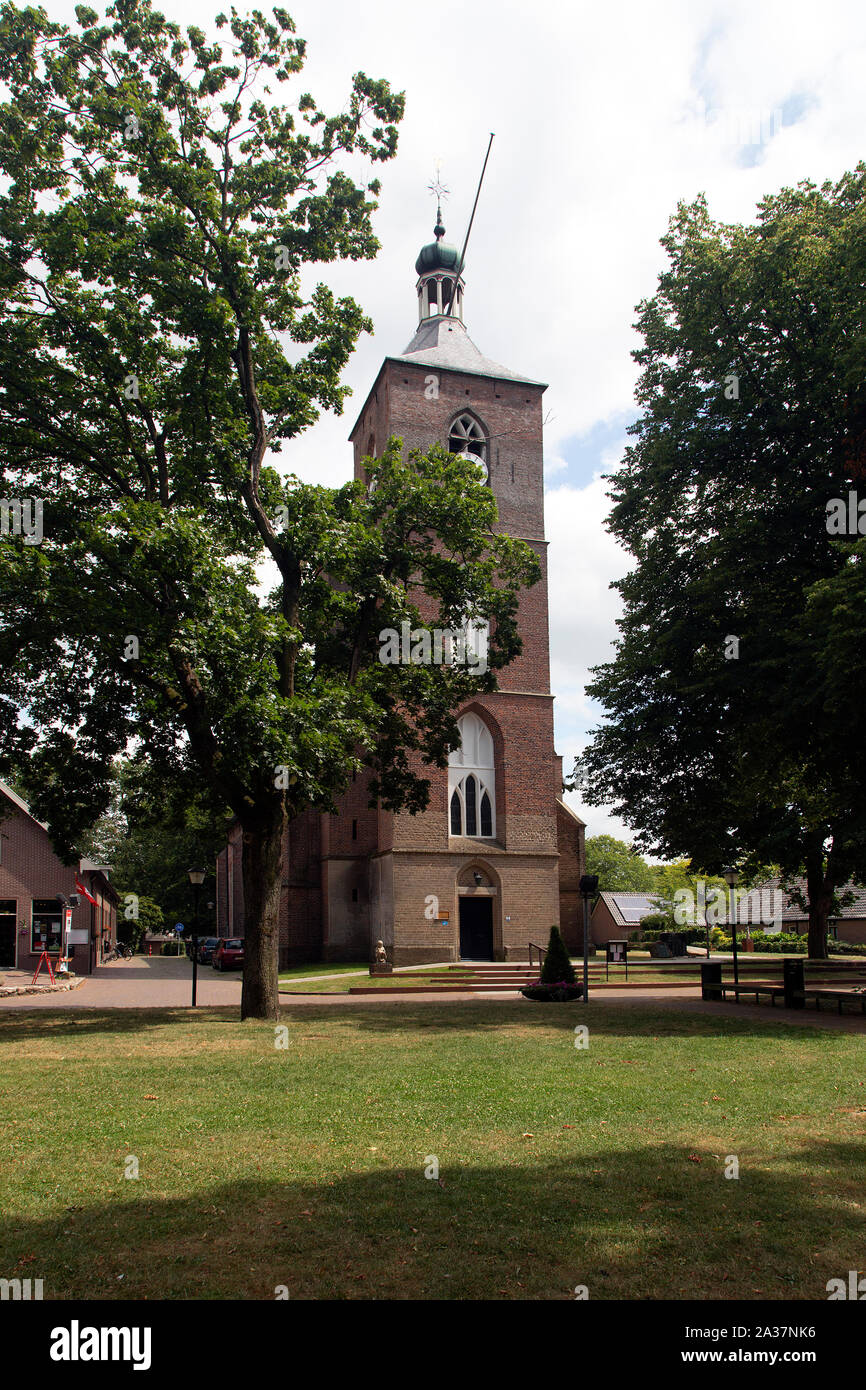 Torre del xv secolo di chiesa del villaggio olandese di Ruinen, Paesi Bassi Drenthe Foto Stock