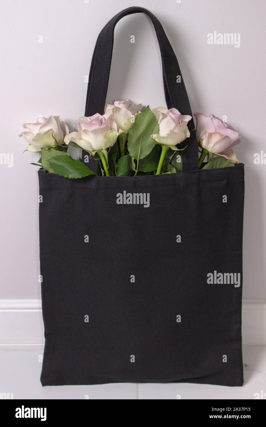 Cotone nero tote bag con luce violetta roses all'interno. La fotografia in stile Foto Stock