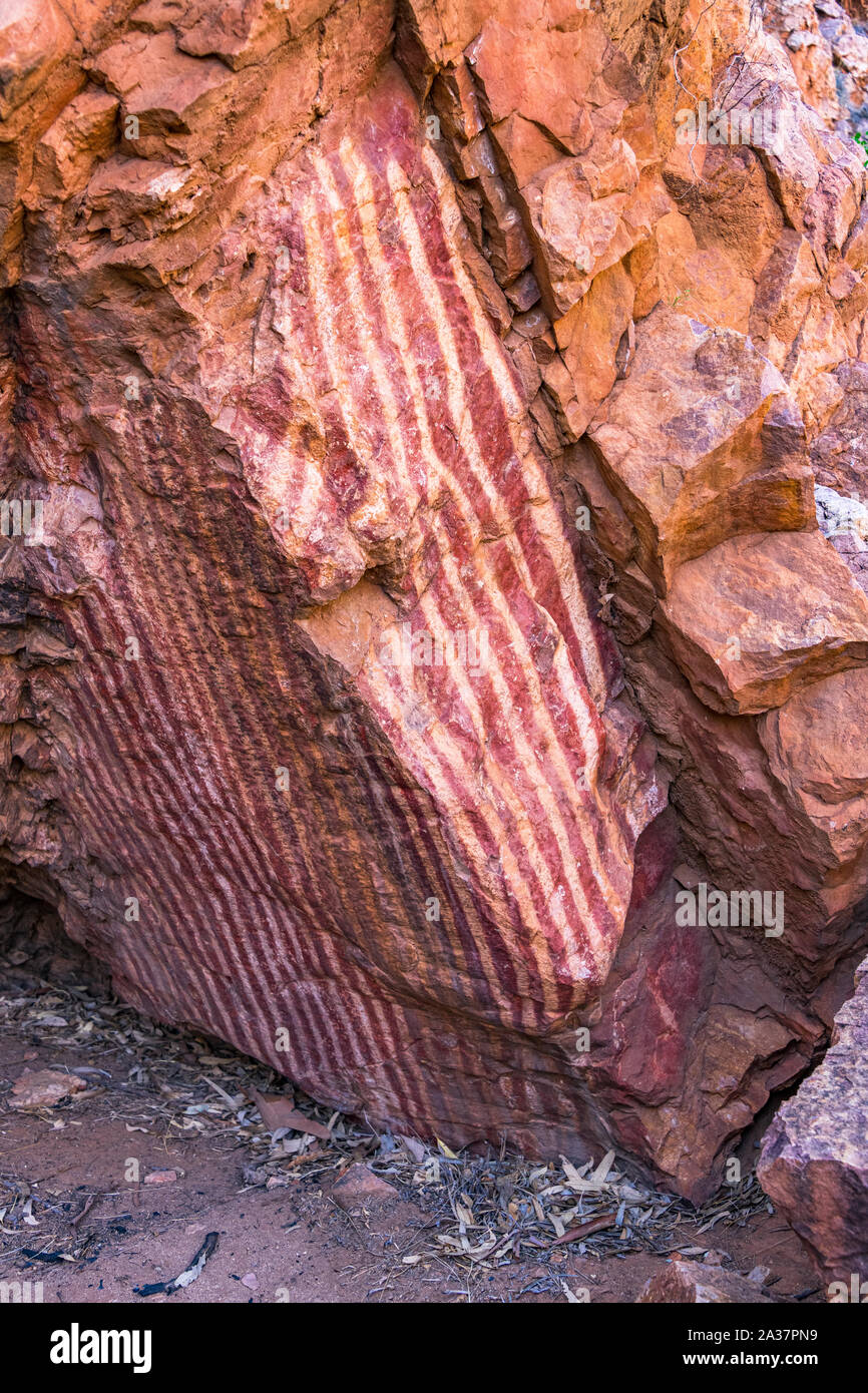Arte aborigena a Jessie Gap nella catena montuosa di MacDonnell Est. Vicino ad Alice Springs, territorio del Nord, Australia Foto Stock
