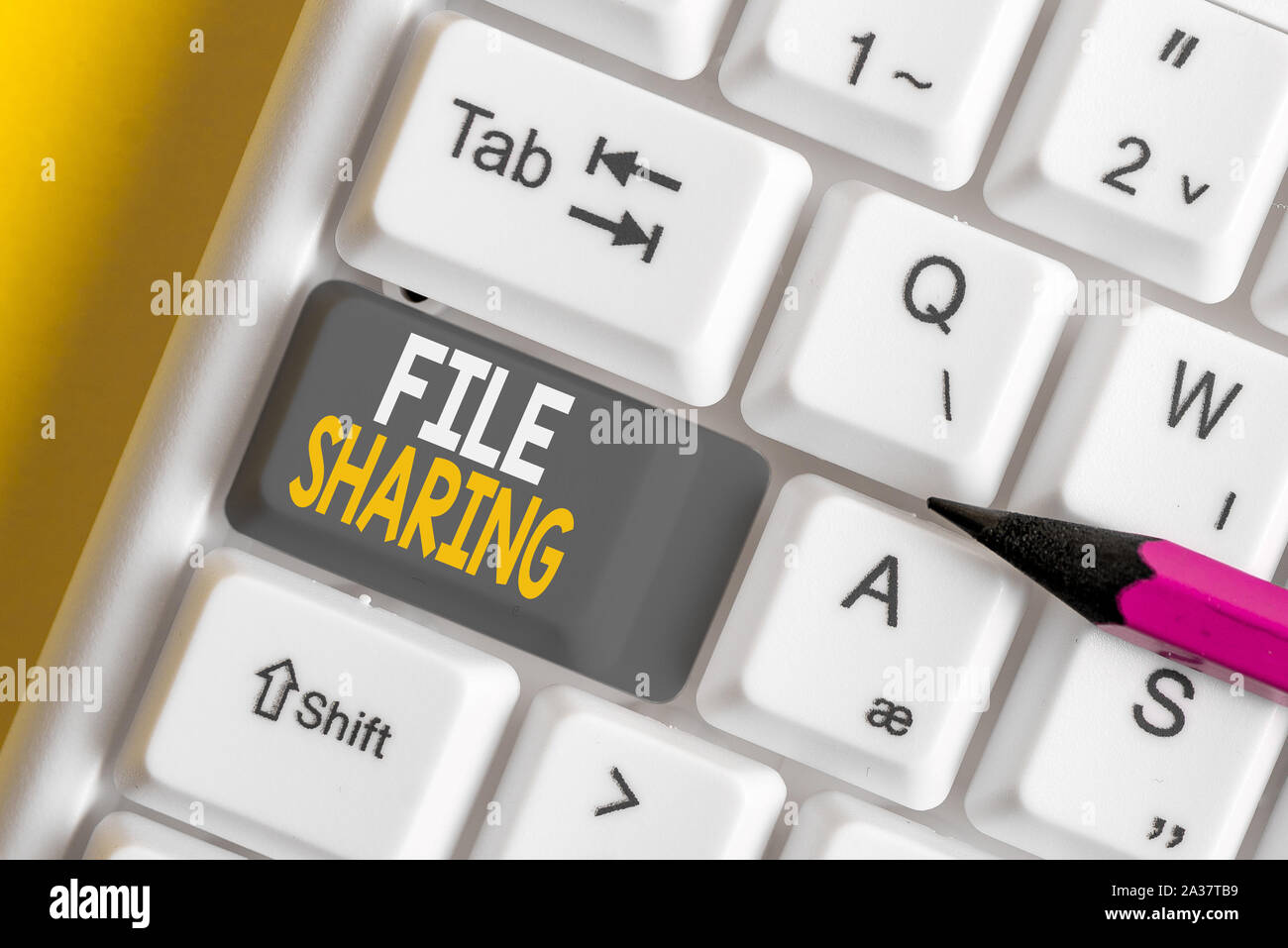 Conceptual la scrittura a mano che mostra la condivisione di file. Concetto significato trasmettere file da un computer a un altro su una rete White tastiera PC con nota p Foto Stock