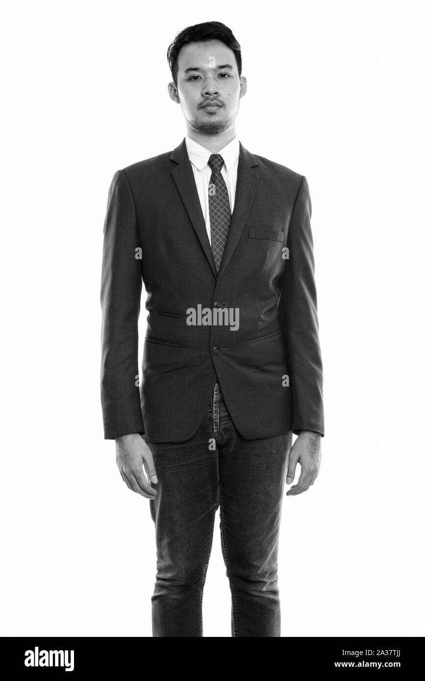 Studio shot del giovane imprenditore asiatici in piedi Foto Stock